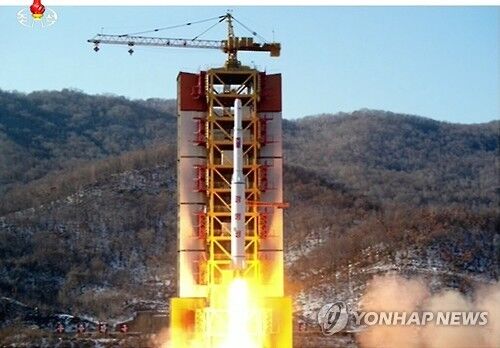 这是朝鲜中央电视台2月7日报道中出现的“‘光明星4号’地球观测卫星”发射现场照片。(来源：韩联社)