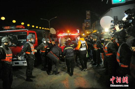 晚上9时15分左右，有伤者从倒塌大楼中救出。中新社记者 谭达明 摄