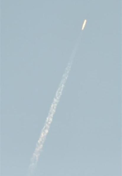 日本共同社记者在中国境内丹东市拍摄导弹的朝鲜火箭飞行画面。