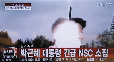昨日，韩国媒体报道朝鲜发射远程火箭的电视截图画面。新华社记者 冮冶 摄