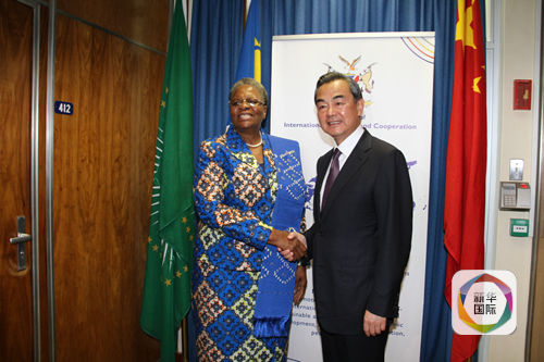 2月5日，在纳米比亚温得和克，中国外交部长王毅（右）与纳米比亚副总理兼外长恩代特瓦举行会谈。（新华社记者吴长伟摄）