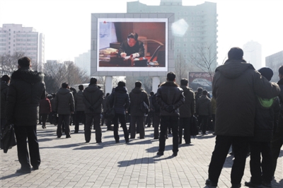 昨日，在朝鲜平壤火车站，市民观看“光明星4号”卫星发射报道。新华社记者 朱龙川 摄