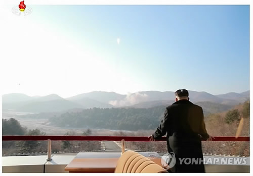 朝鲜中央电视台2月7日播出金正恩当天观摩“光明星4号”发射的画面。