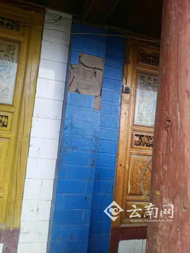 部分民房墙体开裂