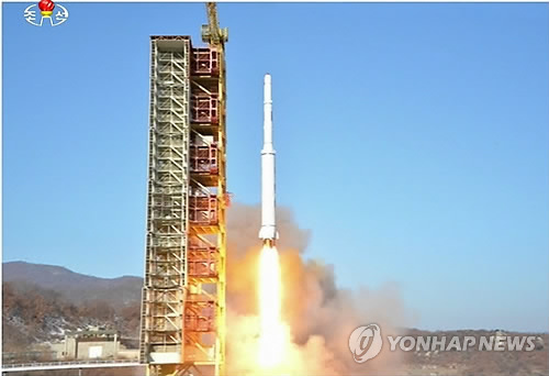 朝鲜中央电视台在2月7日进行的报道中出现的“‘光明星4号’地球观测卫星”发射现场照。