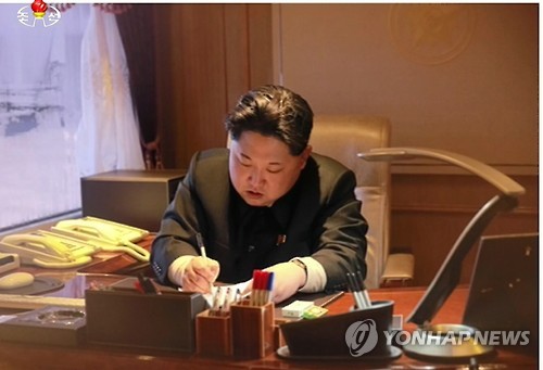 2月7日，朝鲜中央电视台播出了金正恩6日在有关批准发射“光明星4号”的文件上签字的视频。