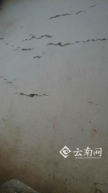 部分民房墙体开裂