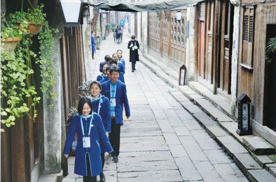 第二届世界互联网大会，志愿者们穿着统一的“浙江蓝”制服前往会场，为来自世界各地的嘉宾带去微笑。资料图