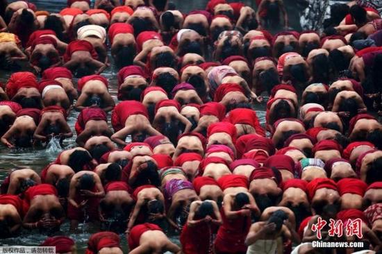 印度教妇女在巴格马提河祈祷
