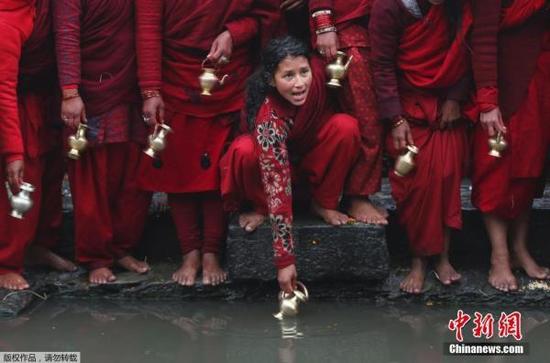 印度教妇女在巴格马提河取圣水