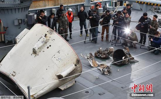 韩国军方打捞起疑似朝鲜火箭助推器残骸(图)|朝