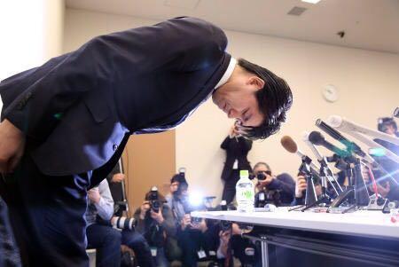 宫崎今年35岁，毕业于早稻田大学，已经是第二次当选为众议院议员。