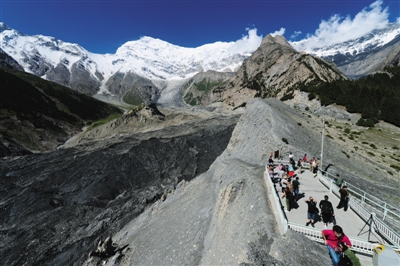013年7月16日，新疆克州冰川公园景区里阿依拉尼什雪山和克拉孜冰川，吸引了众多的中外游客和摄影师。资料图片
