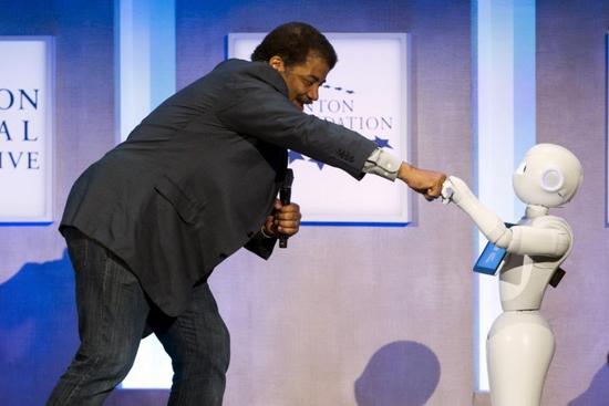 9月28日，美国纽约，天体物理学家奈尔•德葛拉司•泰森(Neil deGrasse Tyson)在“克林顿全球倡议”年会上与人形机器人Pepper互动。