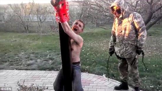 俄武装分子以“IS方式”用电线鞭打毒贩(图)