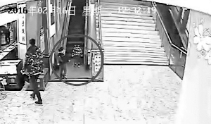 3岁男童扶梯上玩耍被夹断4根手指(图)1