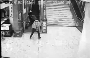 3岁男童扶梯上玩耍被夹断4根手指(图)3