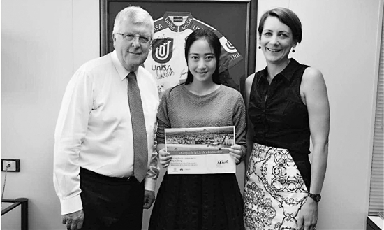 南澳教育推广署名誉主席Bill Spurr （左）和负责人Karyn Kent（右）为董思群颁发“南澳留学大使”证书。