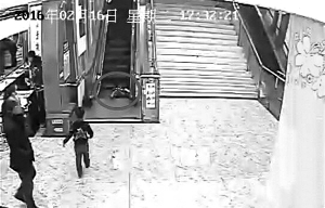 3岁男童扶梯上玩耍被夹断4根手指(图)2