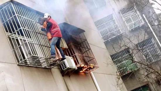 民房起火,快递小哥徒手破窗救人