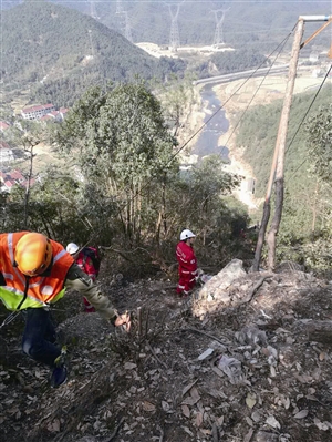 救援人员在山上搜救 周荣军供图