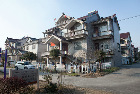 开弦弓村是有名的别墅村，村里随处可见这样的小洋房。