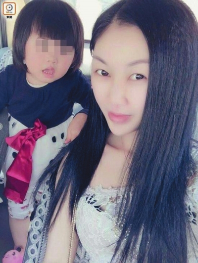 不幸身亡的模特生前和女儿的合影。网络图片