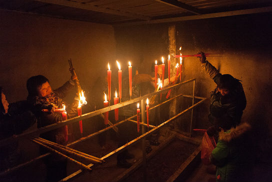 村民们在东永宁庵烧香。