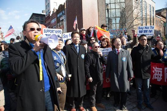 2015年3月8日，针对梁彼得案，华裔在纽约市议会的“支持警察”游行（Jerry Lo/摄）