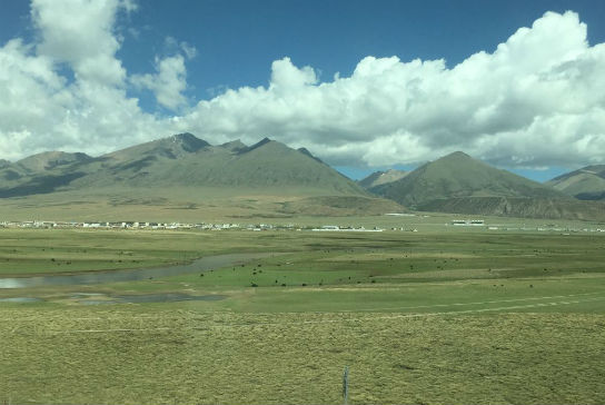 青藏铁路沿途的村庄。