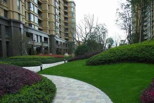 已建成的住宅小区要逐步打开，实现内部道路公共化