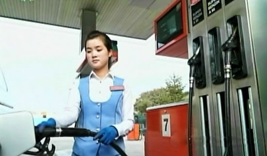 朝鲜美女正在加油站为汽车加油（网页截图）