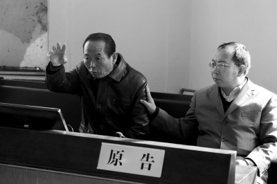 原告周某（左）在庭审中有些激动。京华时报记者周民摄