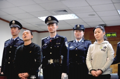 被告人李华生（左）和王某在法庭上。京华时报记者欧阳晓菲摄