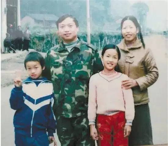 蔡家远（左一）小时候和家人的合影 图/钱江晚报