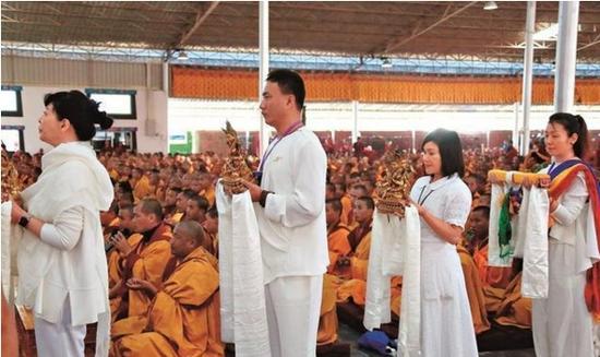 王菲梁朝伟胡军被曝与达赖集团核心头目同坐(图)