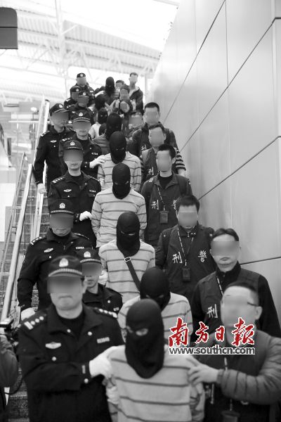 “6·26”诈骗案嫌疑人被押解下飞机。 郭智军 晏楠 苏钺秦 摄