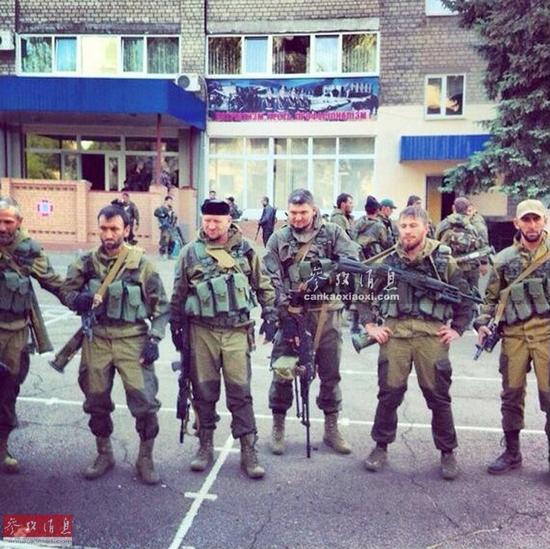 在乌克兰作战的全副武装的车臣民兵，可以看得出他们的年纪都不算小。