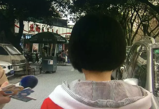 小朱本想洗个头,被服务员推荐点痣