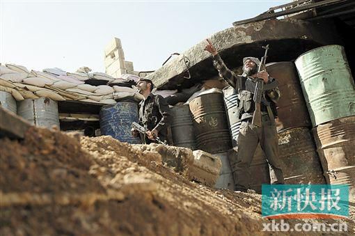 26日,停火协议生效前夕,大马士革郊区的反对派士兵走出掩体观察情况。CFP图