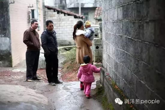 2016年2月25日，广西马山县，张家乐的堂嫂带着两个孩子，她16岁结婚，现在20岁的她已经生育了一儿一女。（以上皆为化名）新京报记者薛珺 摄