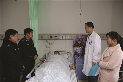 沭阳县公安局政委刘程到医院看望慰问朱秋阳同志。
