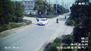 监控记录下庄某被撞飞的瞬间 视频截图