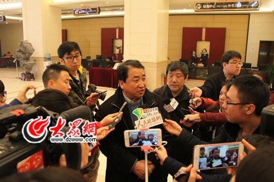 全国政协委员姜昆接受大众网记者采访