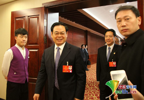会议结束后，山西省委书记、省人大常委会主任王儒林（前）和省委副书记、省长李小鹏笑着走出会议室。中国青年网记者李延兵 摄