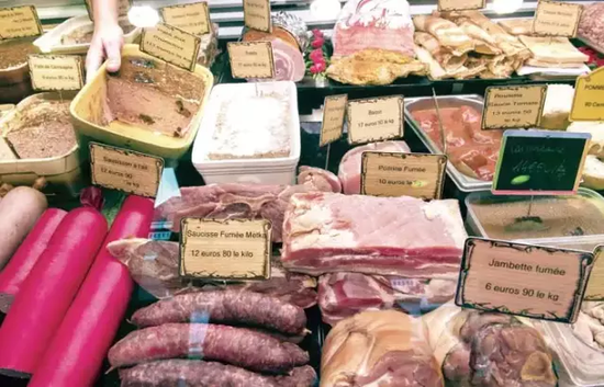 2015年10月26日，国际癌症研究中心发布报告介绍，火腿、热狗肠、肉干、肉罐头、含肉调料以及血和内脏等加工肉制品为“1类”致癌物，猪牛羊肉等红肉则归入“2A类”致癌物。