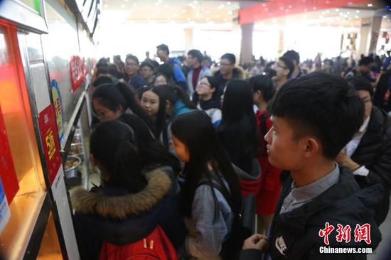  江西高校  食堂女神 走红 遭围观不敢摘口罩|女