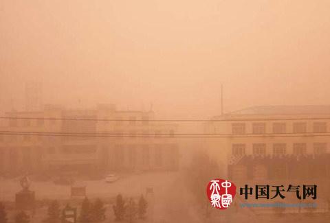 3月4日，内蒙古遭遇强沙尘，天空昏黄一片。梁帅 摄
