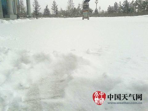 5日上午8时，大兴安岭积雪厚度达9.8厘米。(图片来源：大兴安岭气象台)