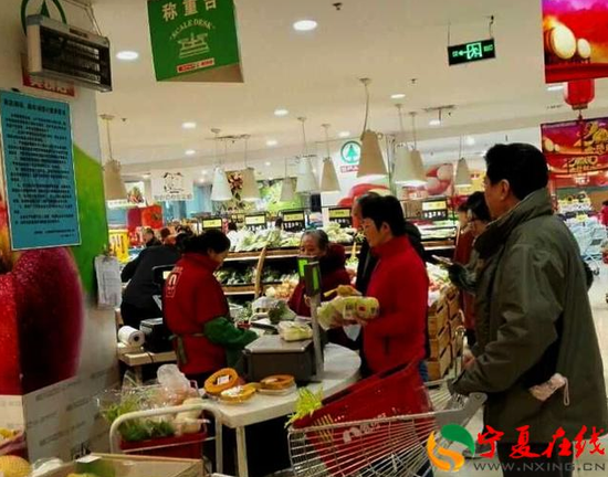 网友偶遇山西省长李小鹏陪夫人买菜